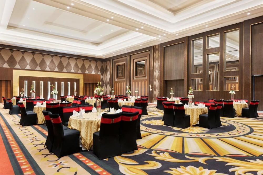 Ramada By Wyndham Lucknow Hotel And Convention Center Exterior photo