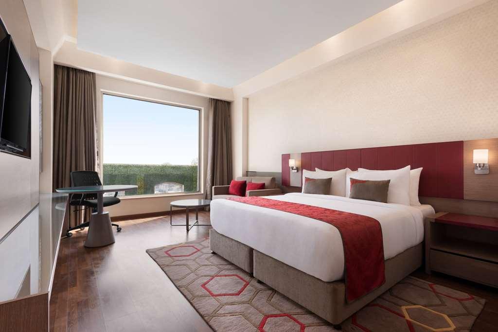 Ramada By Wyndham Lucknow Hotel And Convention Center Room photo